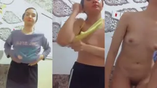 مراهقة تتعري وتعرض بزازها الصغيرة وكسها الصغير