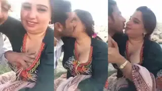 واخد حبيبته في صحراء يبوس ويقفش فيها