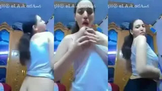 مصرية عشرينية تعري بزازها الكبيرة وطيزها الحلوة