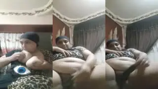 خدمه محجبة تعري العباية ودخل في كسها خيارة