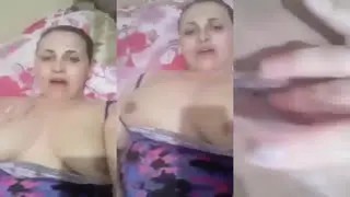 فلاحة حلوة تبعبص كسها وهي علي السرير