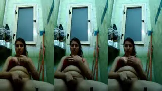 البنت في الحمام عارية تضرب سبعة ونص