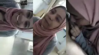 مدرسة محجبة تمص زبر زميلها وتحضنه