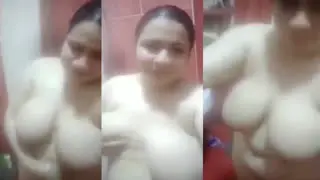 طالبة مصرية مربربة تصور نفسها عارية في الحمام