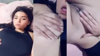 تلعب في كسها السكسي التخين