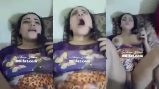 تكلم جوزها في التليفون وتتناك من عشيقها