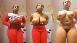 فتاة سمراء بزازها كبيرة عاريه
