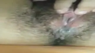 تكلم حبيبها فون وهي تلعب في كسها