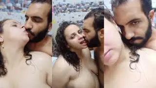 زوجة مع عشقها تحت الدش في الحمام