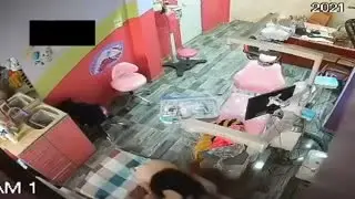 دكتور اسنان ينيك مريضه داخل العيادة