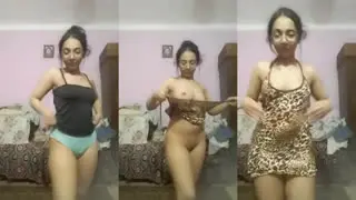 طالبة مراهقة تتعري وتصور نفسها فيديو